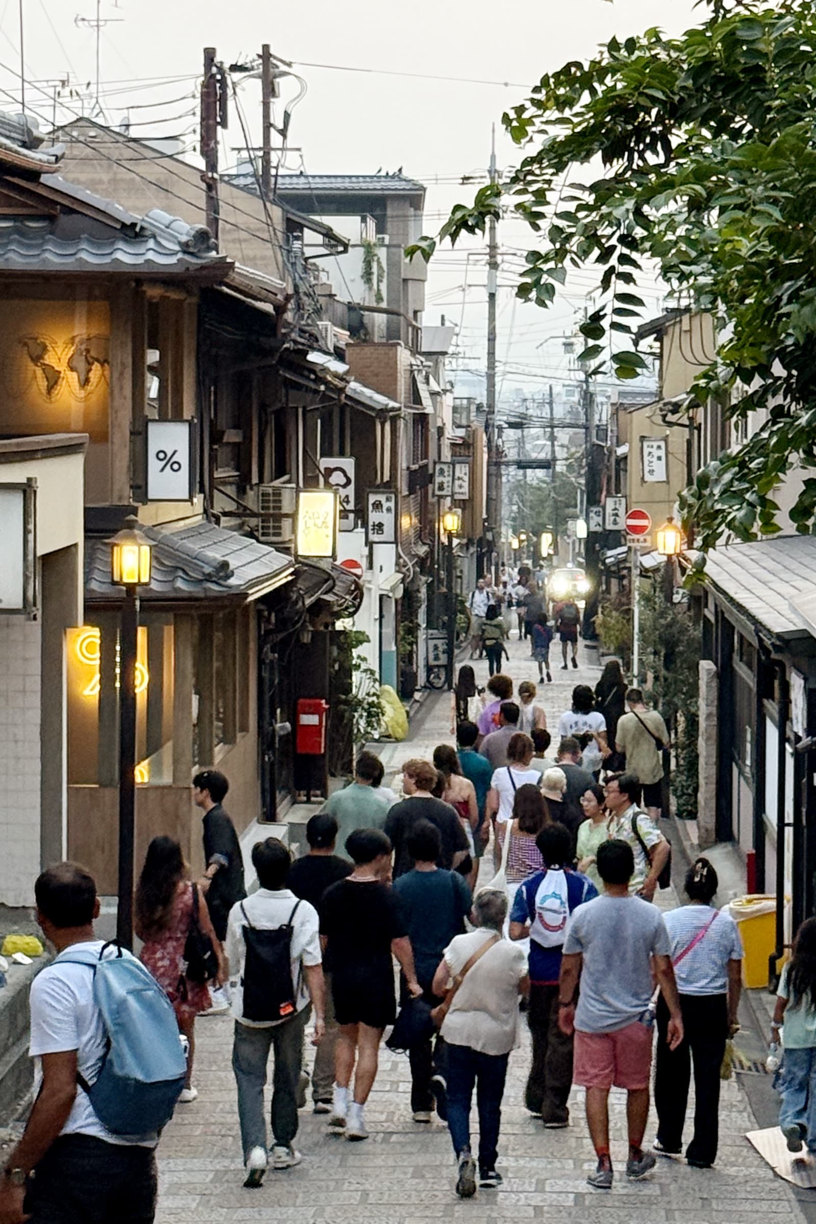{caption: The Hokan-ji temple (or Yasaka pagoda), rising 46 meter tall in the old Kyoto neighborhood}