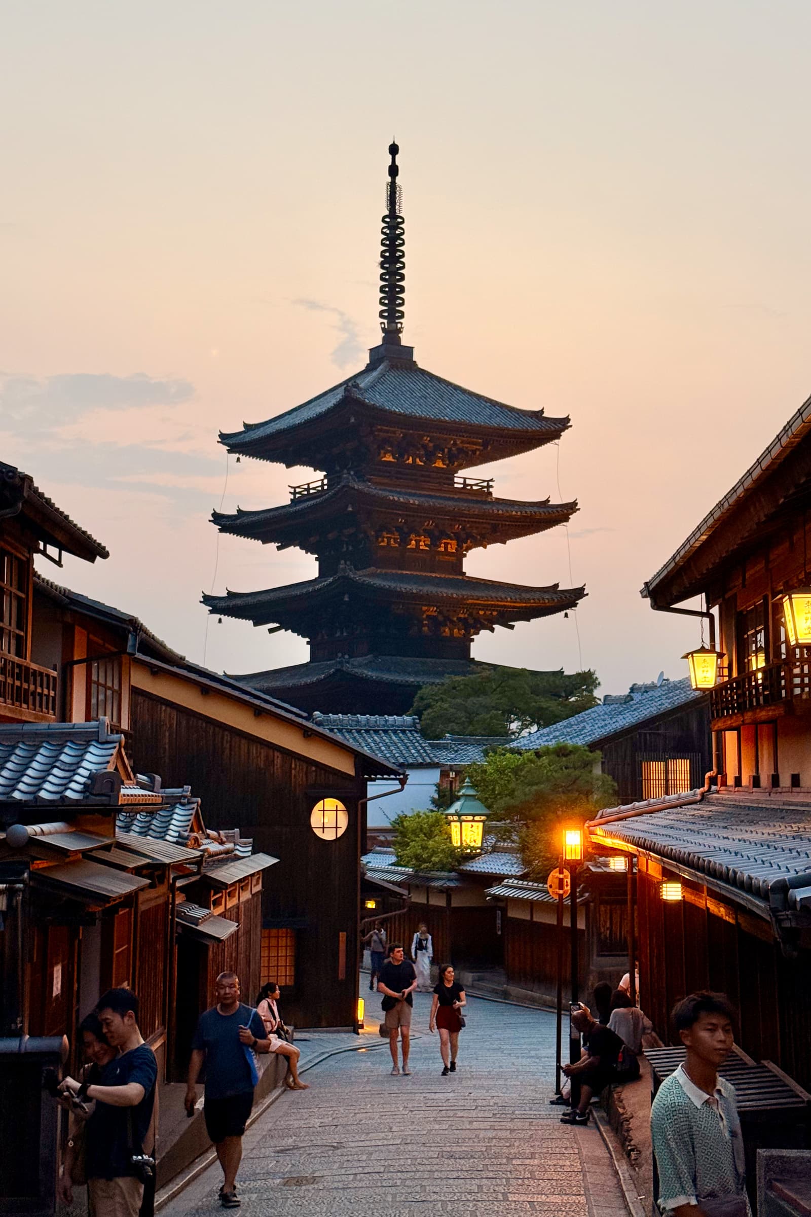 {caption: The Hokan-ji temple (or Yasaka pagoda), rising 46 meter tall in the old Kyoto neighborhood}